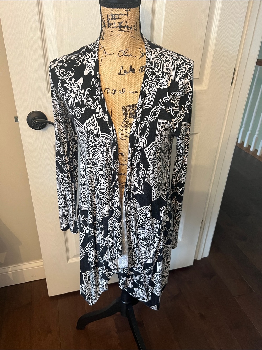Sharon's Outlet flowy waterfall drape Black & White Paisley Cardigan medium
